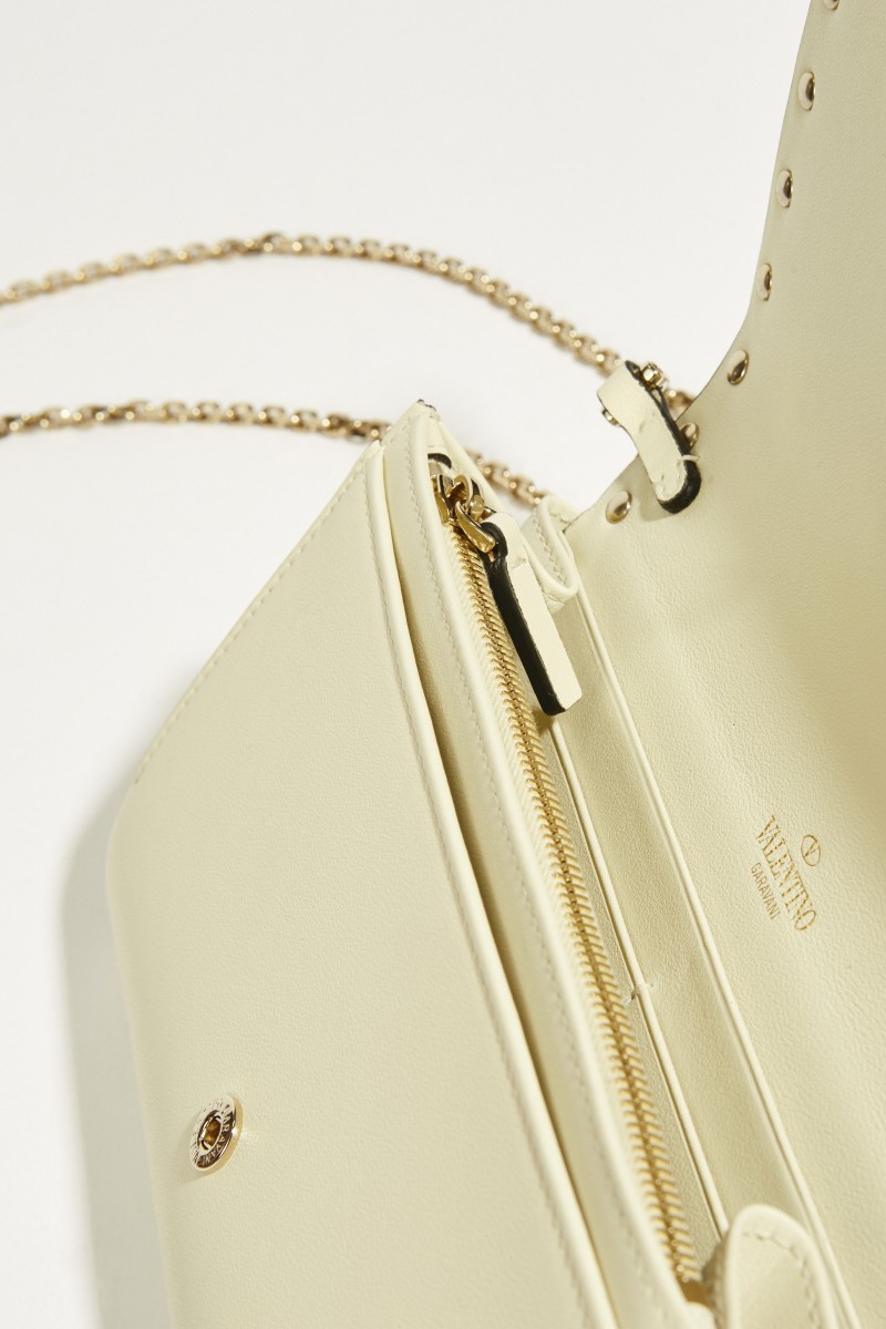 Schultertasche 'Rockstud Wallet' Crèmeweiß