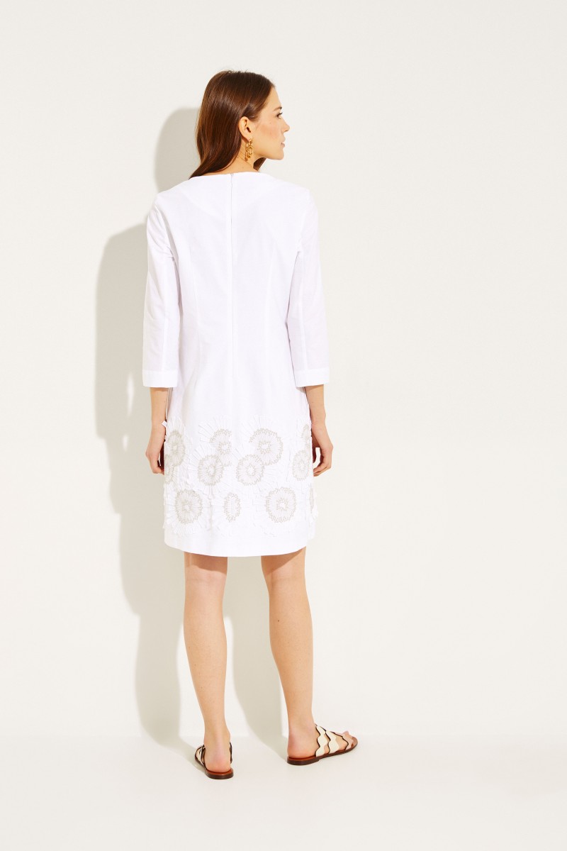 Baumwoll-Kleid mit aufgestickten Blumen Weiß