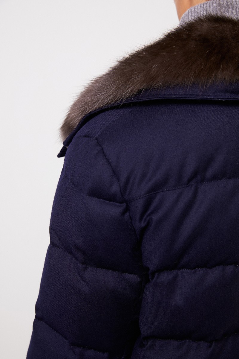 Yves Salomon Kurze Daunenjacke mit Fellkragen Marineblau