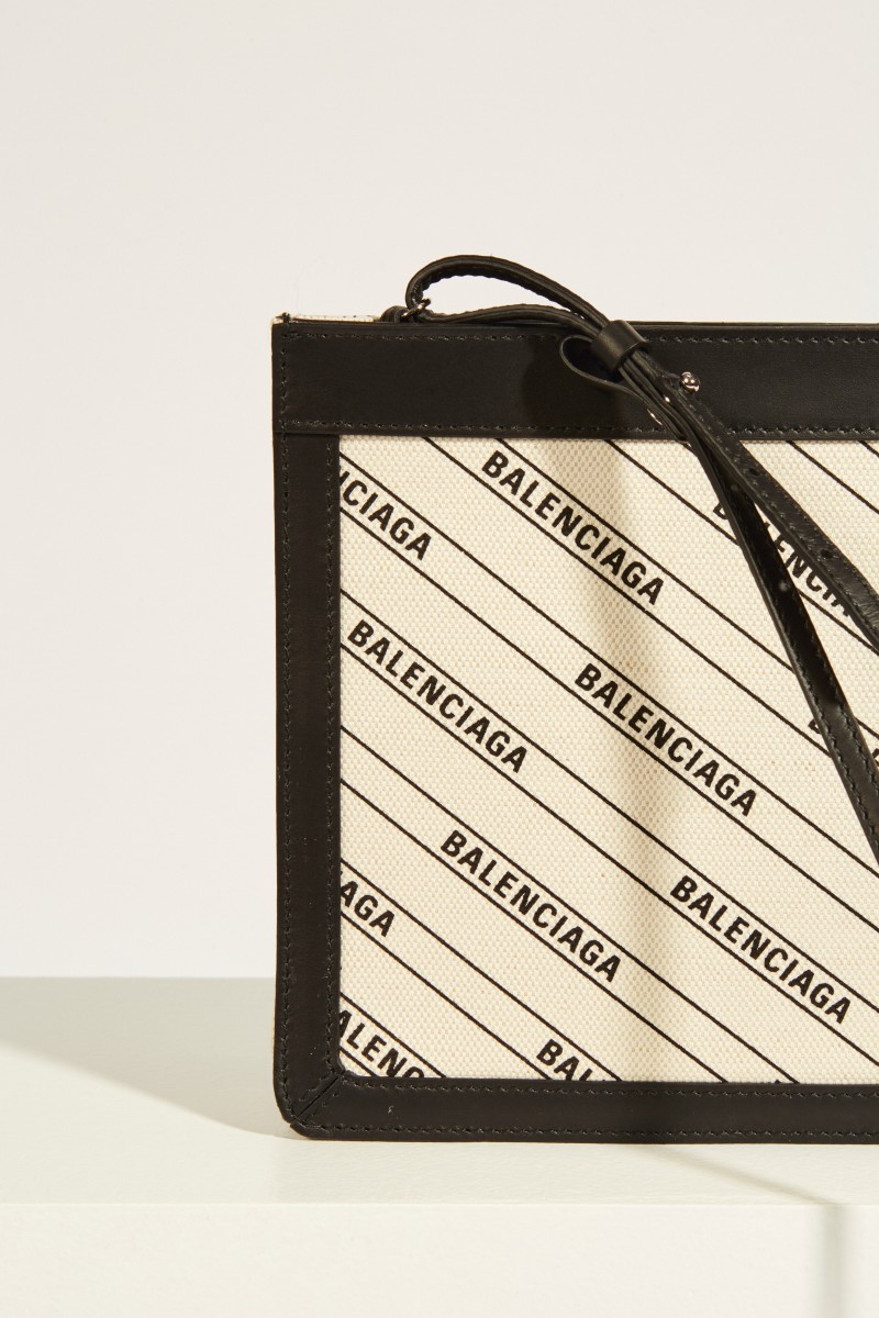 Umhängetasche 'Pouchette AJ' mit Logo Beige/Schwarz
