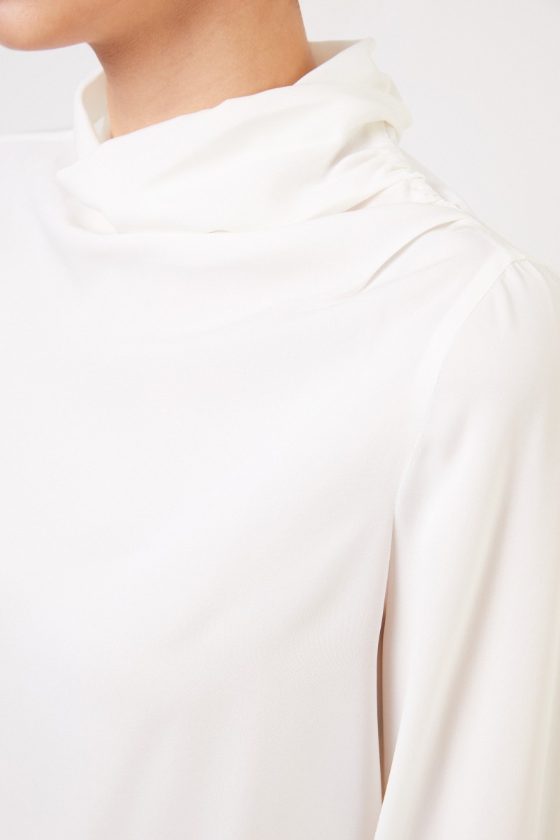 Fabiana Filippi Seidenbluse mit Turtleneck Crèmeweiß