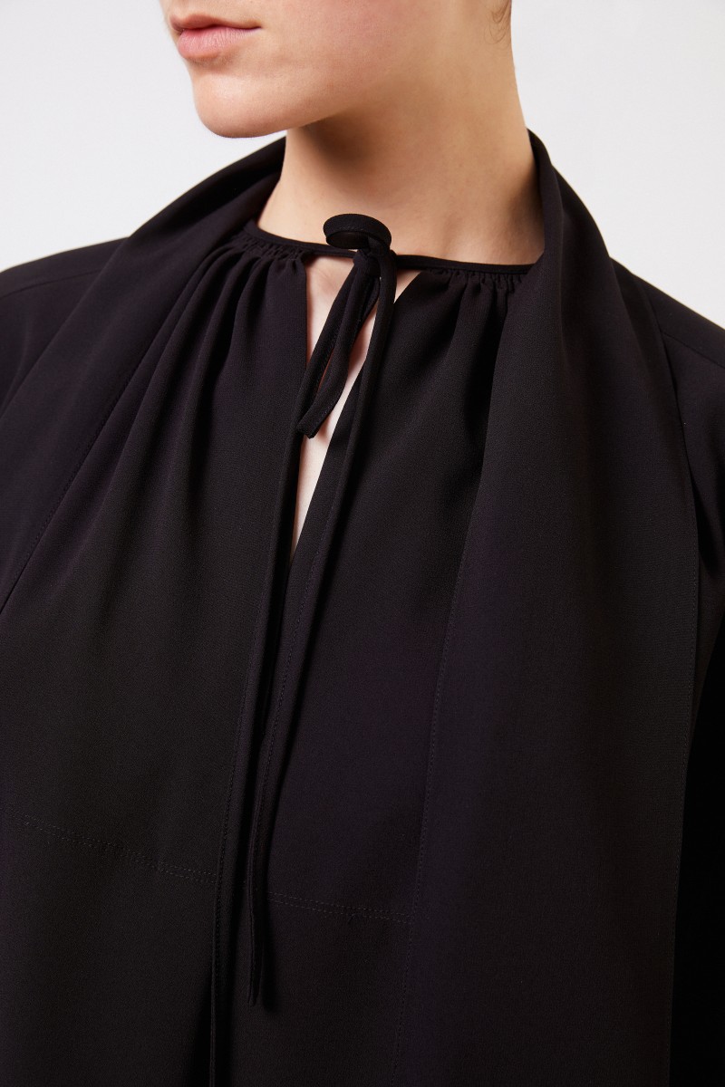 Kurzes Kleid mit Schluppendetail Schwarz