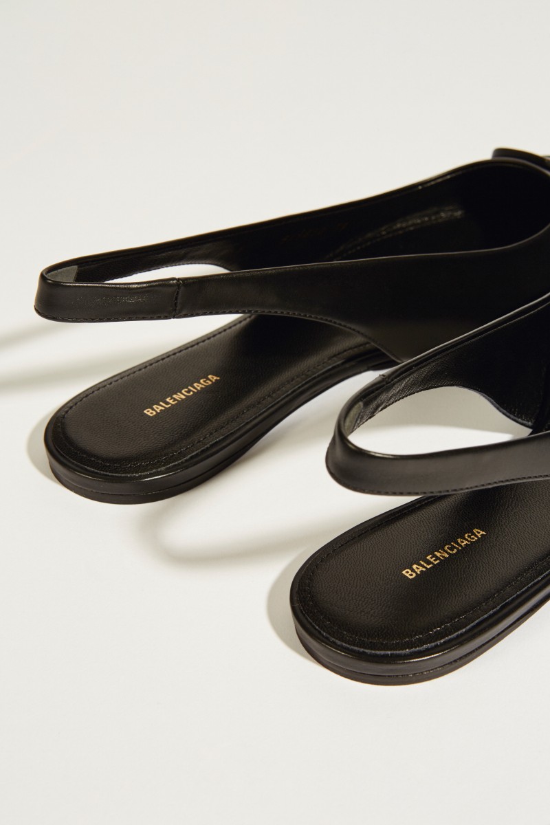 Spitzer Leder-Flat mit Logo Schwarz