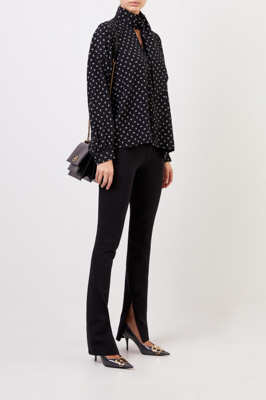Seidenbluse mit Allover-Print Schwarz
