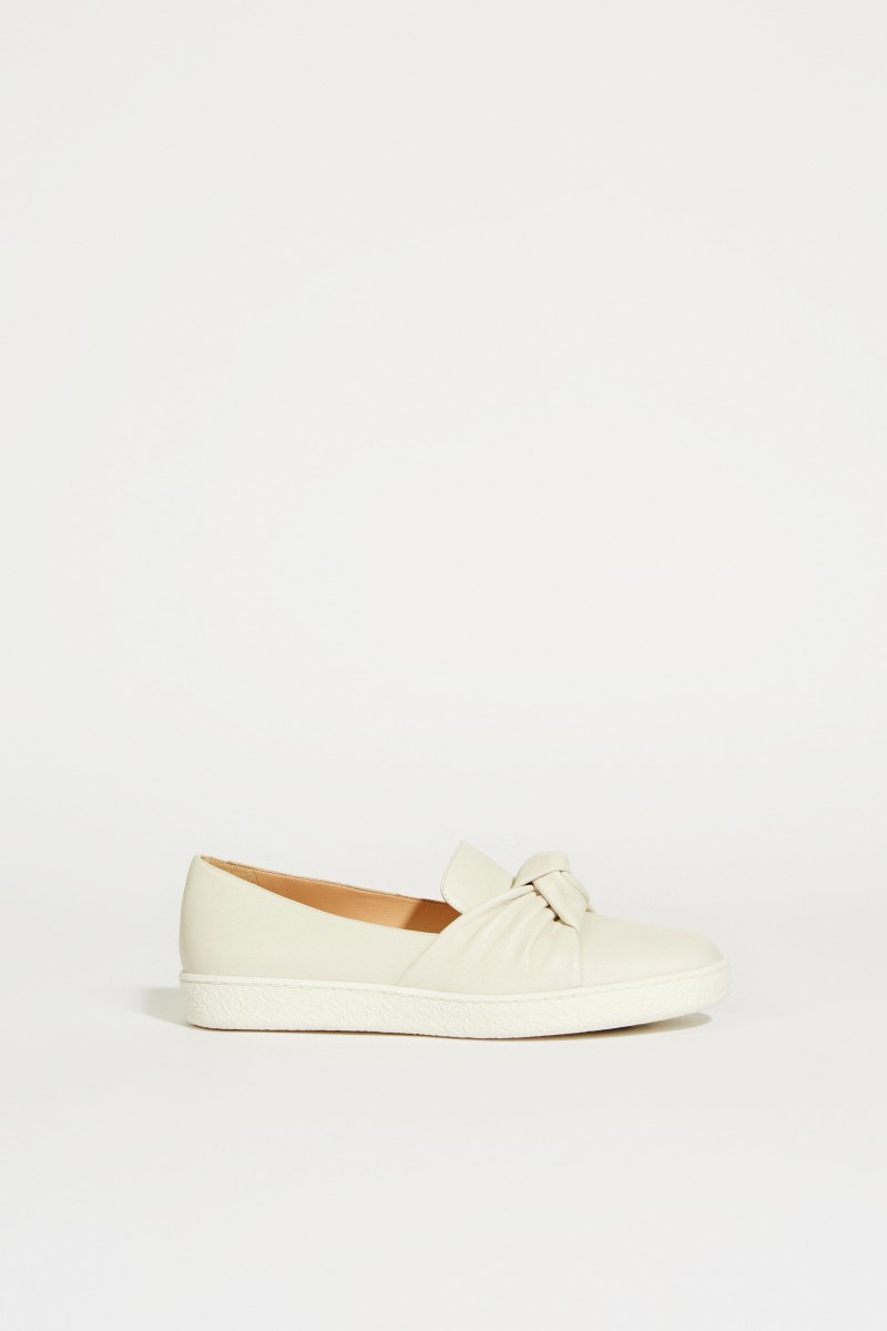 Leder-Slipper mit Knotendetail Grau