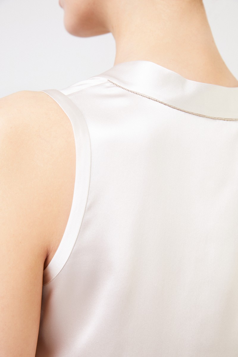 Brunello Cucinelli Seidentop mit V-Neck Vanille