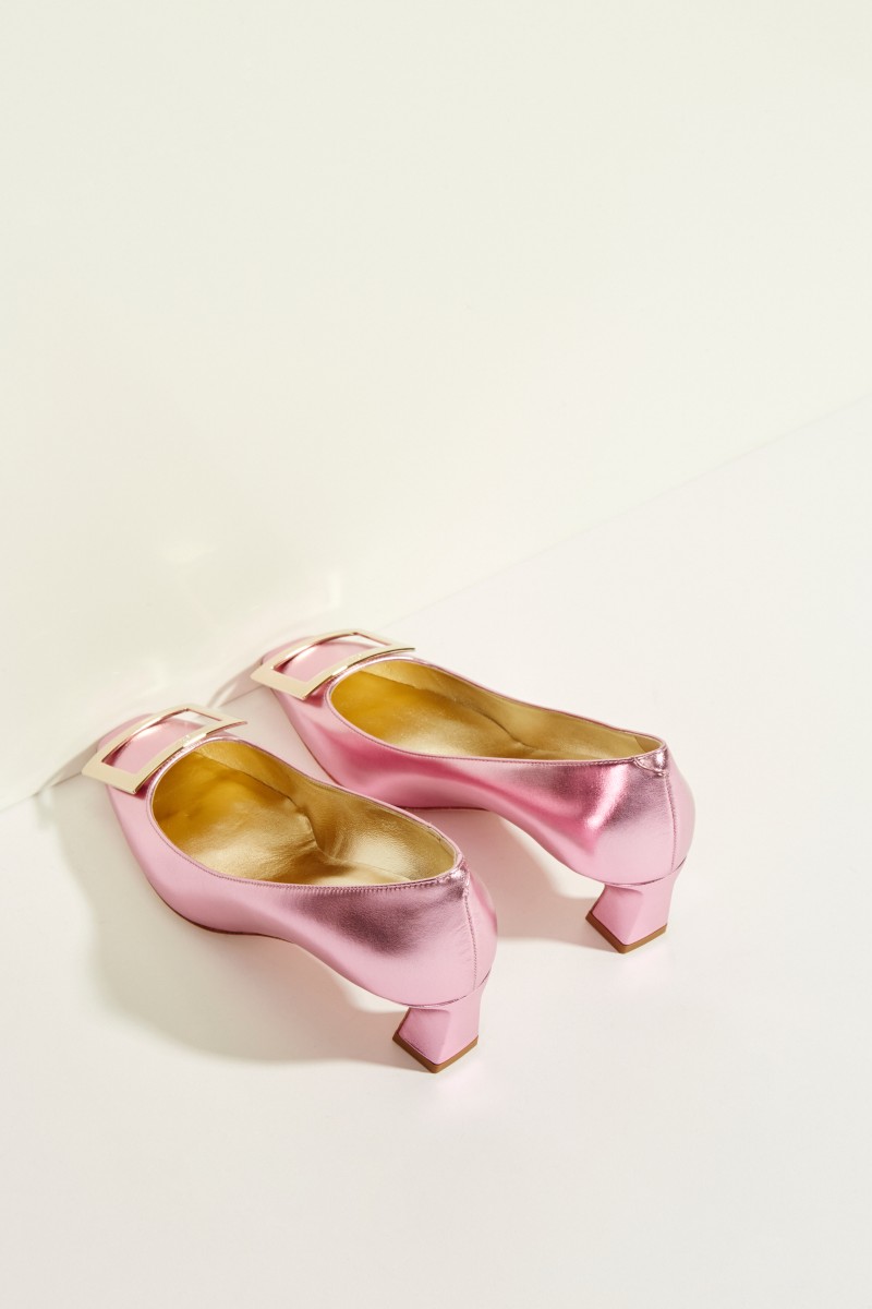 Leder-Pump 'Belle Vivier Trompette' mit Schnalle Rosé-Metallic