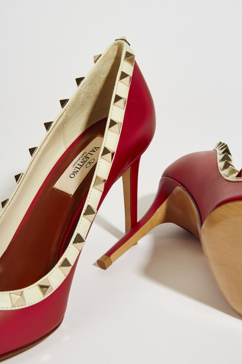 Leder-Pump mit Nietendetails Rot