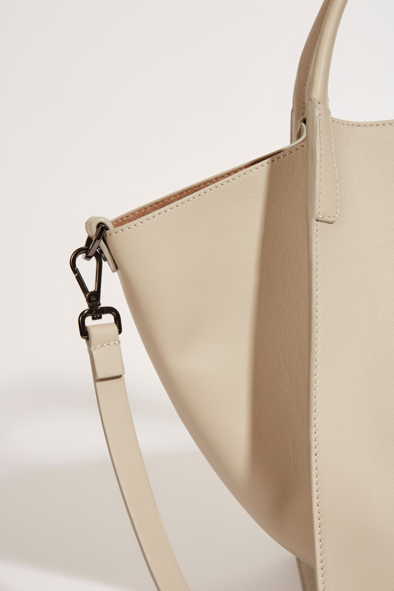 Leder-Tasche 'Viola' mit perlenverzierter Lasche Taupe