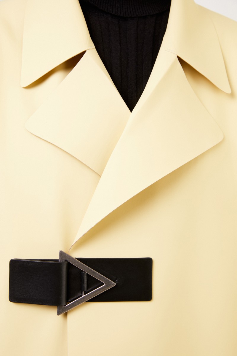 Bottega Veneta Mantel aus satiniertem Gummi Hellgelb
