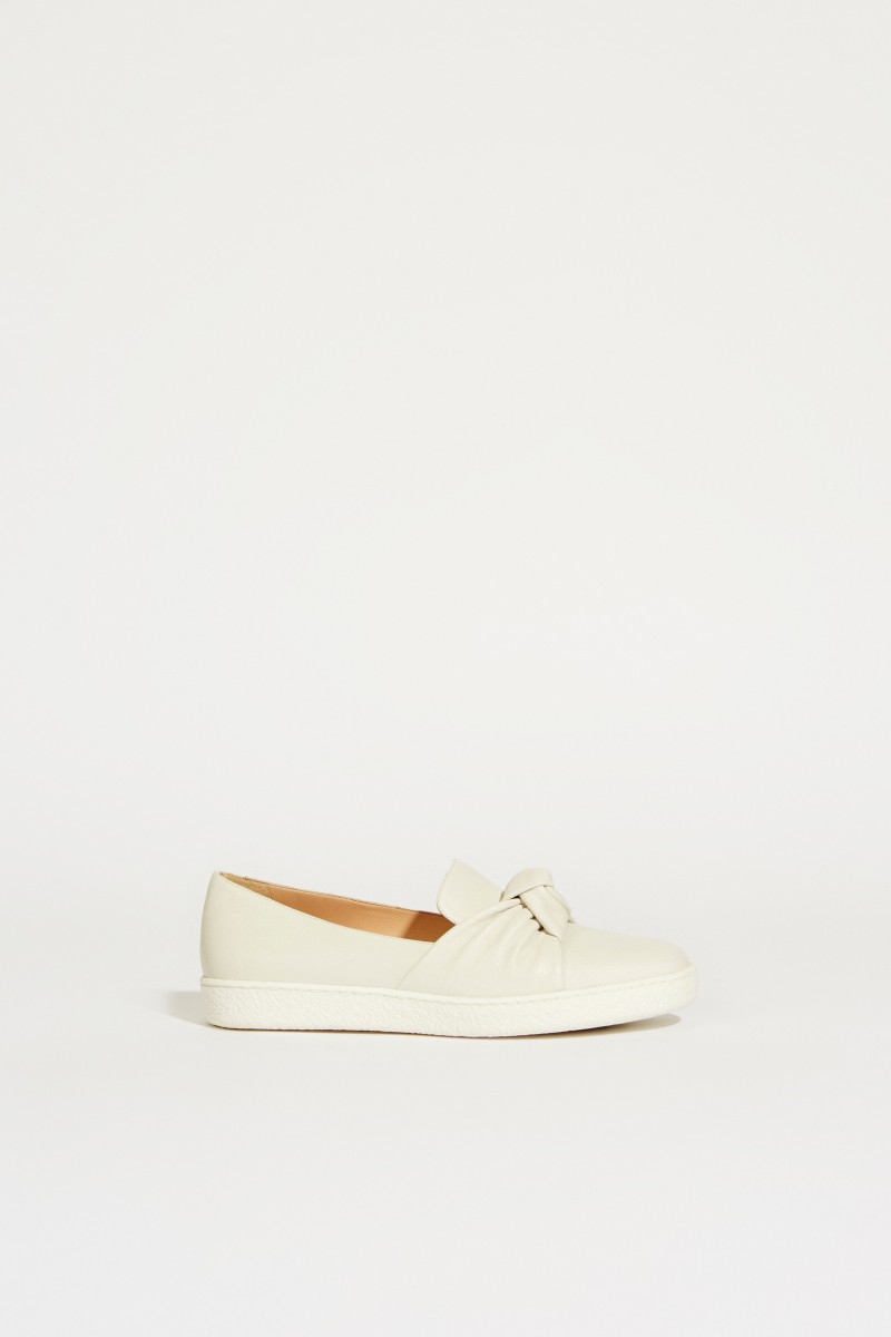 Leder-Slipper mit Knotendetail Grau