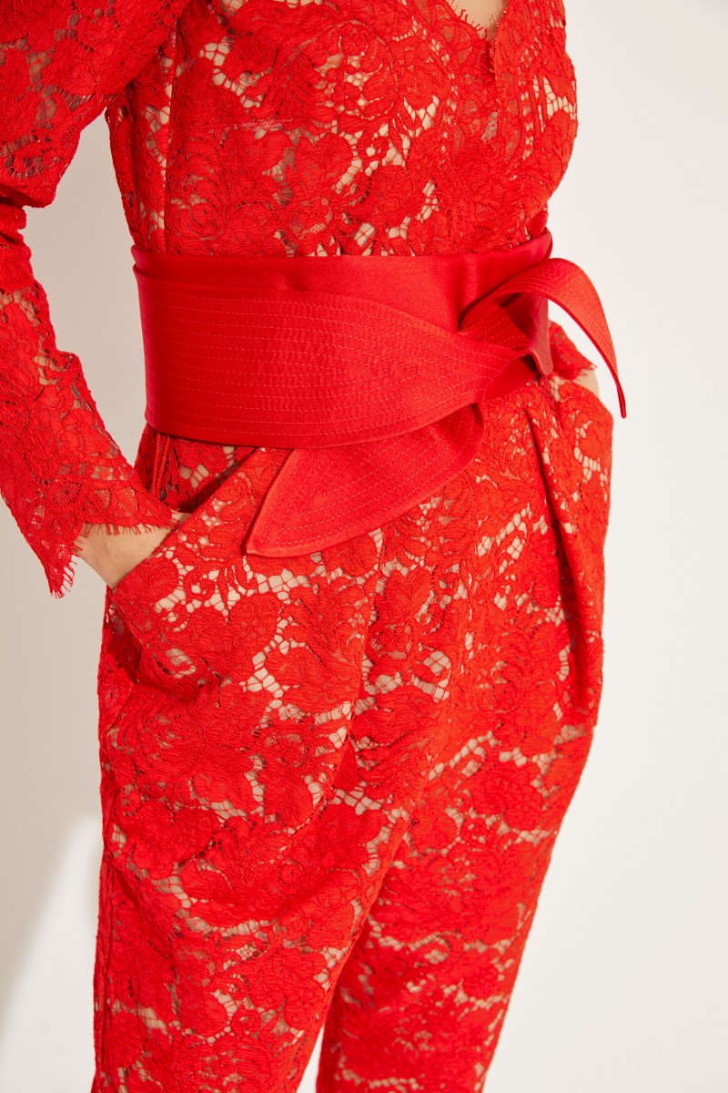 Spitzen-Jumpsuit mit Gürtel Rot