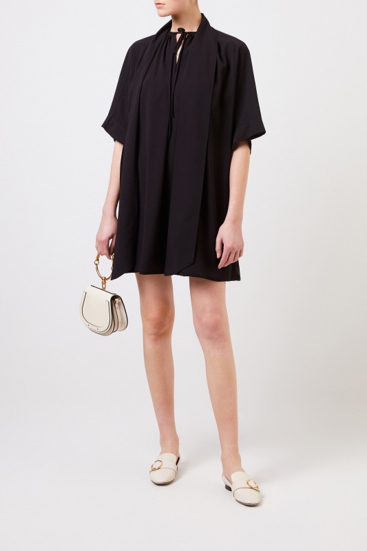Kurzes Kleid mit Schluppendetail Schwarz